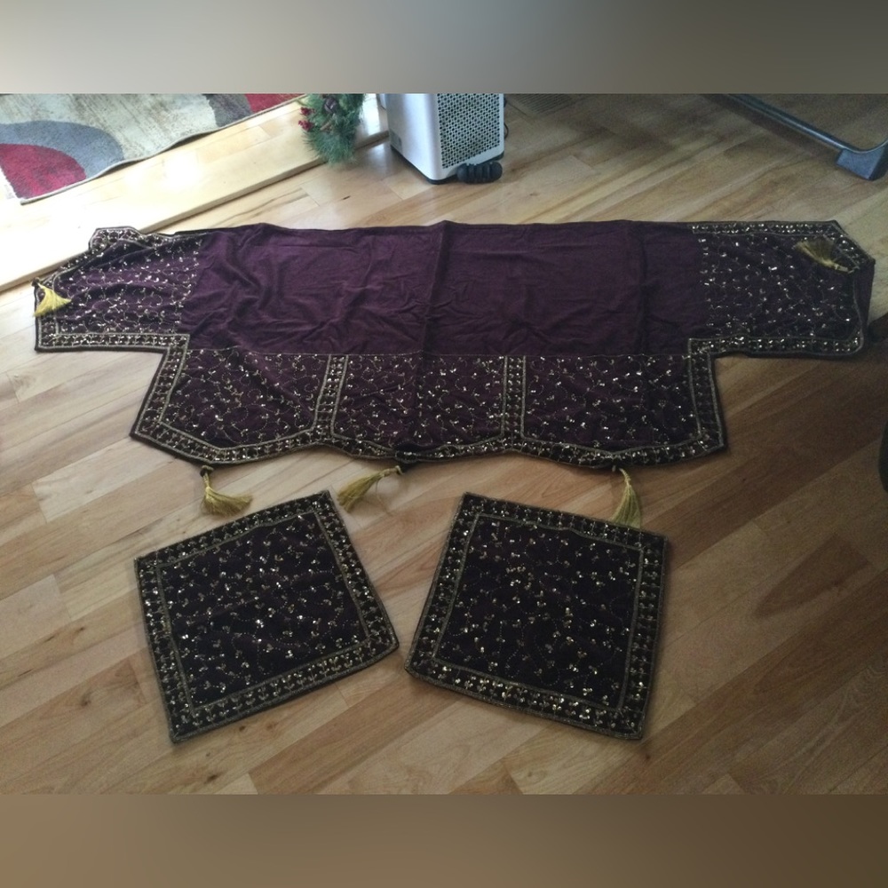 Vintage Mantle cover and 2 Pillow Covers. - Picture 2 of 5